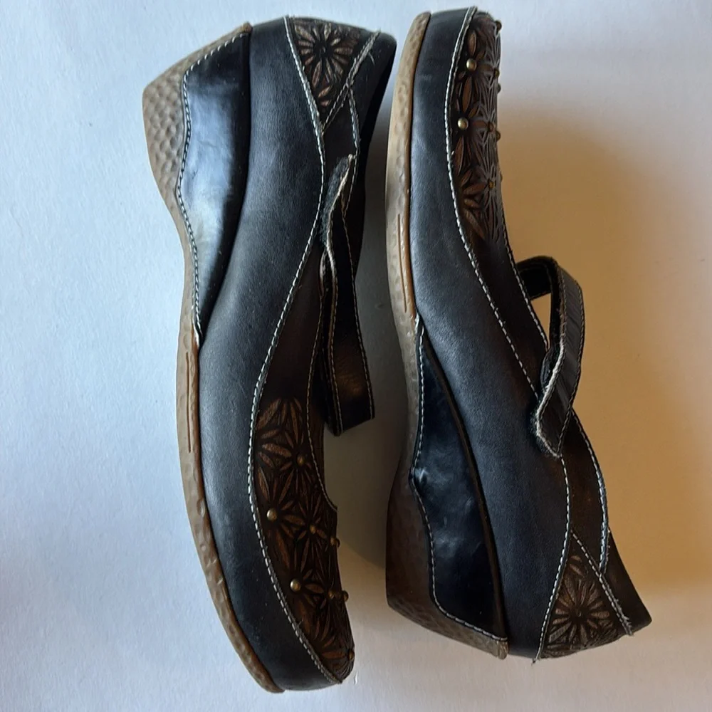 L'ATISTE Spring Step Brown Geometric Pattern Flats - Picture 7 of 9